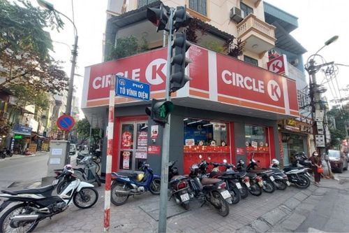 Vào mua hàng tại Circle K ở Hà Nội, cô gái bị mất xe máy