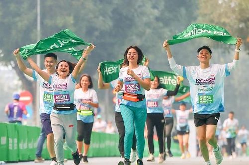 Hơn 5.000 vận động viên chạy bán marathon đón năm mới 2024