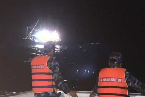 Trắng đêm lai dắt tàu cá Phú Yên gặp nạn trên biển