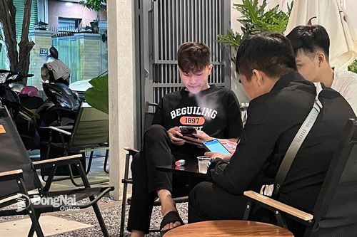 Cảnh báo lạm dụng thuốc lá điện tử trong giới trẻ