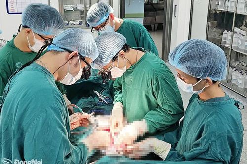 Mổ lấy khối u 'khủng' nặng 2,5kg trong lồng ngực cho bệnh nhân nam