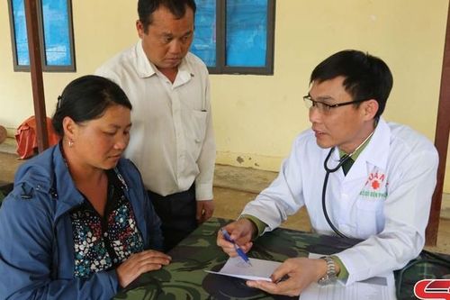 Chăm sóc sức khỏe cho bộ đội và nhân dân vùng biên giới