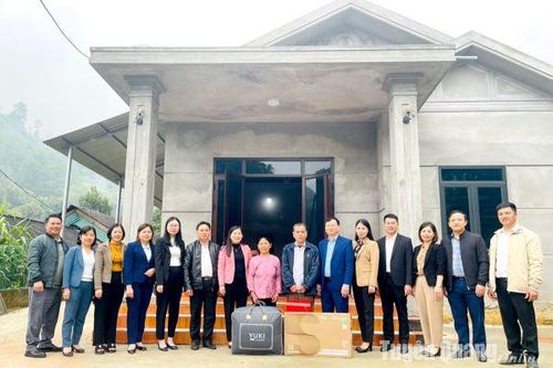 Đồng chí Phó Chủ tịch HĐND tỉnh Lê Thị Thanh Trà tặng quà cho 2 hộ nghèo tại Bình Phú