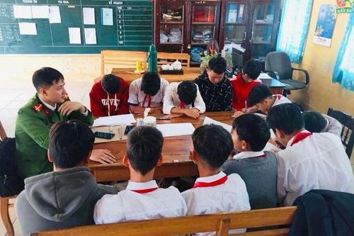 Thu giữ pháo nổ do học sinh tự chế