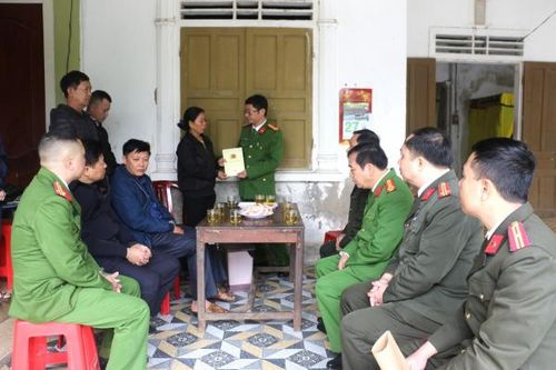 Hỗ trợ, động viên gia đình đồng chí Công an viên hy sinh khi làm nhiệm vụ