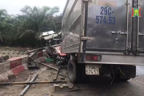 Xe tải mất lái, tài xế tử vong trong cabin bẹp rúm