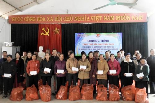 Tặng 100 suất quà Tết cho người khuyết tật, trẻ mồ côi tại Quảng Hòa