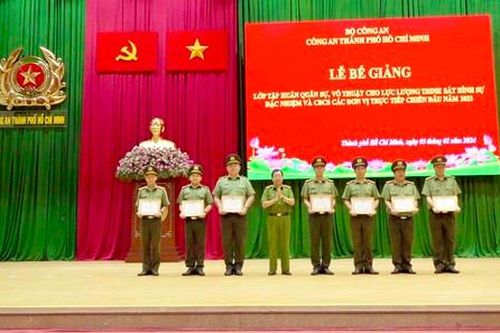 Công an TPHCM: Bế giảng lớp tập huấn quân sự, võ thuật cho CBCS trực tiếp chiến đấu