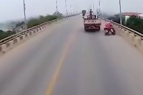 Xe tải tông ngã 2 người đi xe máy rồi bỏ chạy