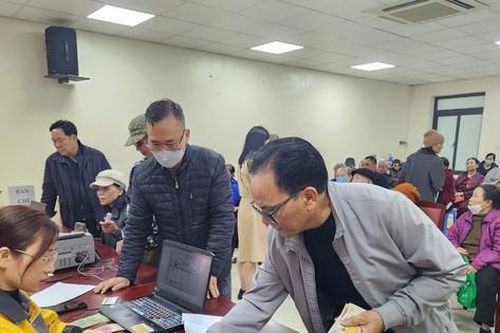 Người dân Thủ đô phấn khởi nhận liền lương hưu trước Tết Nguyên đán Giáp Thìn