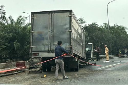 Đâm vào dải phân cách trên Đại lộ Thăng Long, lái xe ô tô tải tử vong