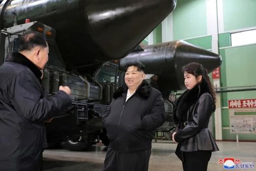 Ông Kim Jong-un thị sát nhà máy chế tạo bệ phóng di động tên lửa ICBM