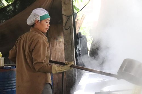 Làng nấu mật mía đỏ lửa vào mùa Tết