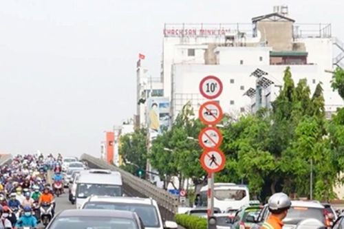 Điểm đen tai nạn giao thông trên cầu vượt thép nút giao Cộng Hòa - Hoàng Hoa Thám