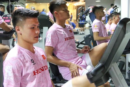 Thầy trò HLV Troussier phấn khích vì được đón tiếp nồng nhiệt, tập GYM sau khi đến Qatar