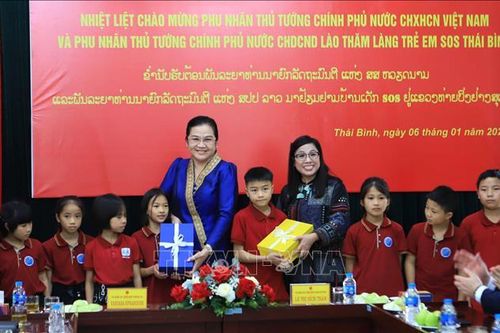 Phu nhân Thủ tướng Việt Nam và Phu nhân Thủ tướng Lào thăm, tặng quà Làng trẻ em SOS Thái Bình