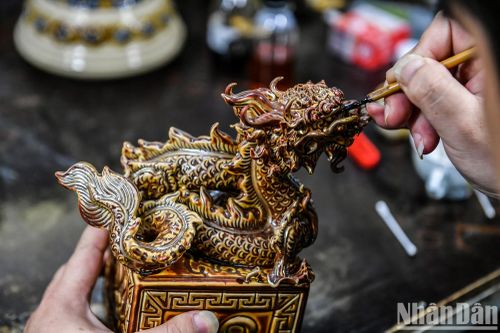 Độc đáo ấn Rồng dát vàng Bát Tràng bằng gốm sứ