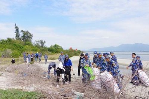 Tuổi trẻ Lữ đoàn 101 chung tay làm sạch biển