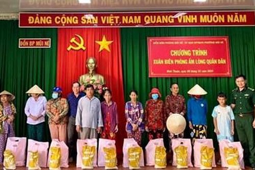 Trao 120 phần quà Tết cho người nghèo trên khu vực biên giới biển Mũi Né