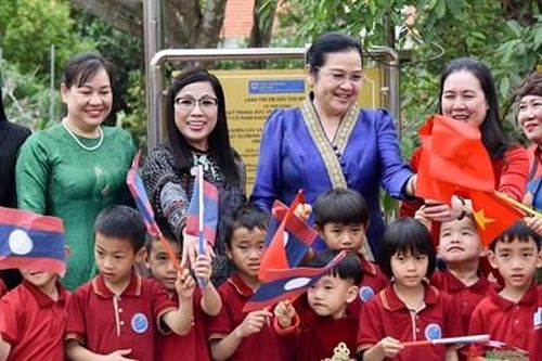 Hai phu nhân Thủ tướng Việt Nam và Lào thăm Làng trẻ em SOS và Làng lụa đũi Nam Cao ở Thái Bình