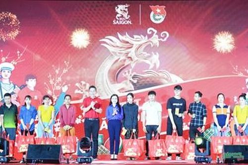 Chương trình 'Tết sẻ chia - Năm Rồng khởi sắc' trao 10.400 phần quà Tết