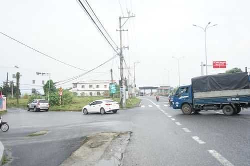 Xe nối đuôi nhau 'né' trạm thu phí, tàn phá đường dân sinh ở Quảng Nam