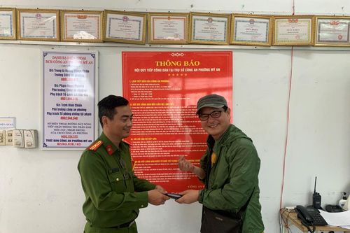 Du khách Hàn cảm ơn Công an Đà Nẵng nhiệt tình
