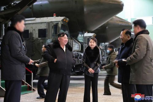 Chùm ảnh ông Kim Jong un và con gái thị sát nhà máy sản xuất bệ phóng ICBM