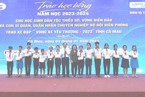 Cà Mau: 230 học sinh hoàn cảnh khó khăn được nhận học bổng