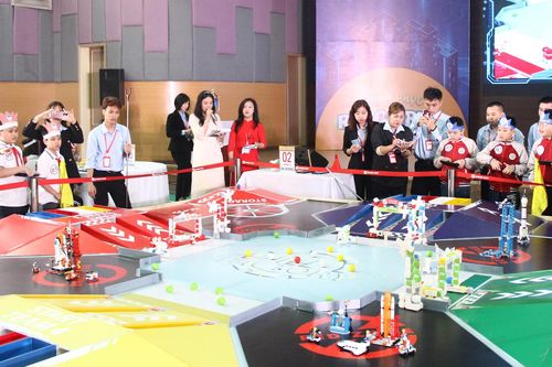 Học sinh Hà Nội 'chinh phục Robobimi' xây dựng thành phố thông minh