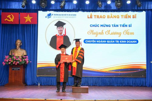 Trường Đại học Mở TPHCM trao bằng Tiến sĩ và Thạc sĩ năm 2023