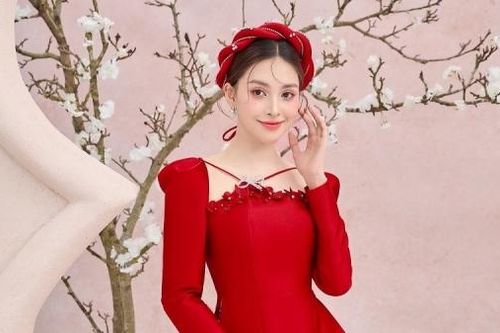 Hoa hậu Tiểu Vy phong cách tiểu thư ngọt ngào trong bộ ảnh áo dài cách tân đón Tết