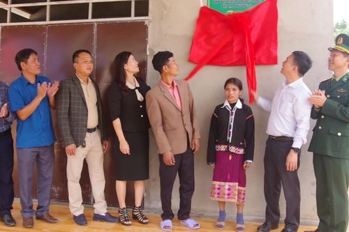 Khánh thành và bàn giao 'Nhà tình nghĩa' cho người dân khu vực biên giới