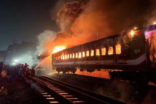 Đốt tàu hỏa ở Bangladesh, ít nhất 4 người thiệt mạng