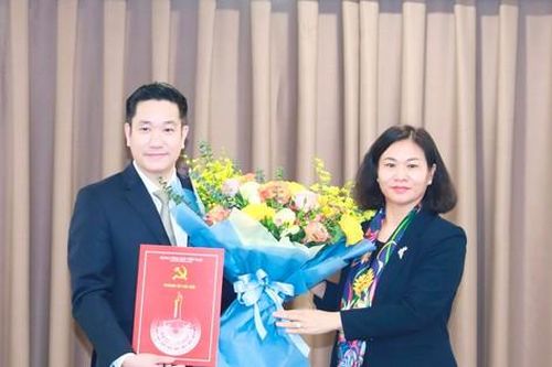 Trao quyết định của Ban Thường vụ Thành ủy Hà Nội về công tác cán bộ