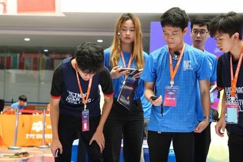 Bạn trẻ miền Trung - Tây Nguyên sáng tạo robot, tranh tài trên đường đua Robotics