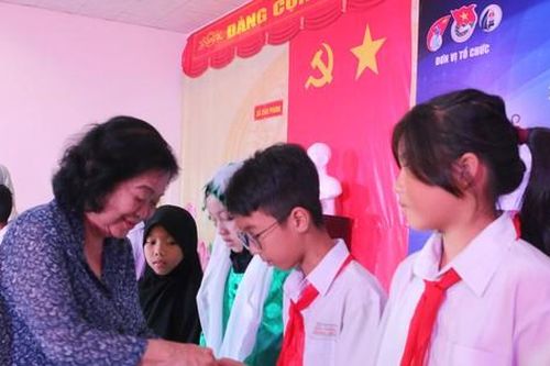 Quỹ học bổng Vừ A Dính tiếp sức trò nghèo