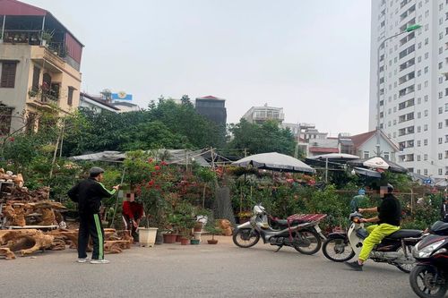Hà Nội: Lộn xộn buôn bán cạnh đường