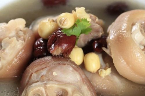 Cách làm chân giò hầm thuốc bắc bổ dưỡng cho gia đình