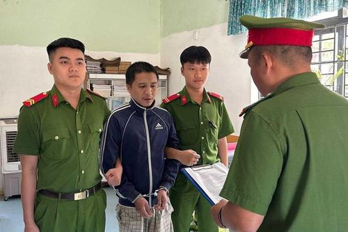 Bắt người đàn ông dùng dao dọa cha, chém chú ruột thương tích