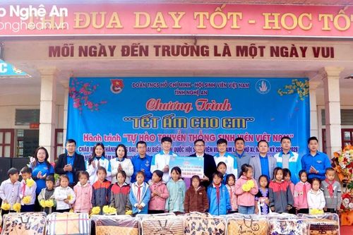 Sinh viên Nghệ An mang Tết ấm về với các em nhỏ huyện Kỳ Sơn