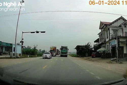 Xe HOWO vượt sai quy định trên đường N5, đối đầu các phương tiện khác