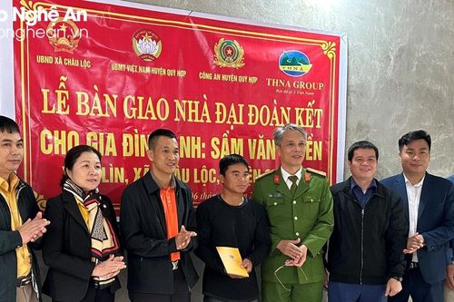 Trao 50 triệu đồng hỗ trợ xây dựng nhà 'Đại đoàn kết' ở huyện Quỳ Hợp