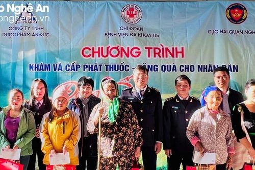 Trao quà và khám, cấp thuốc miễn phí trị giá 200 triệu đồng cho người dân ở huyện Kỳ Sơn