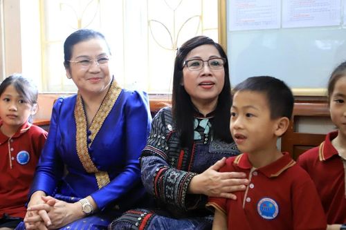 Phu nhân Thủ tướng Lào và Việt Nam thăm, tặng quà Làng trẻ em SOS Thái Bình