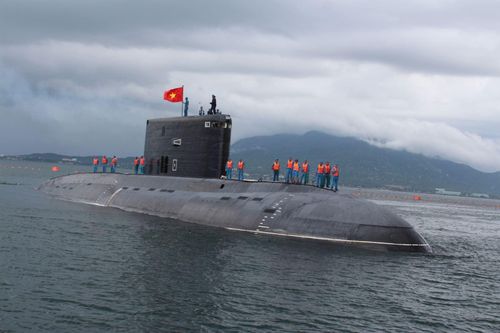 Cận cảnh Tàu ngầm 182 - Hà Nội