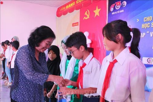 Tiếp sức cho học sinh dân tộc Chăm vùng biên giới