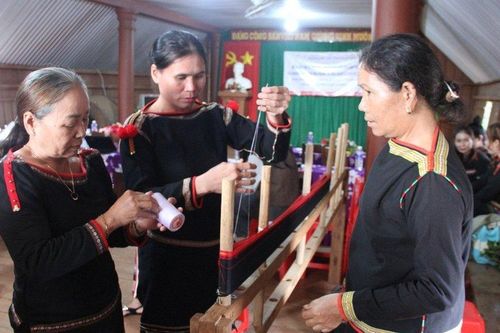 Nỗ lực kiến tạo sức sống mới cho thổ cẩm