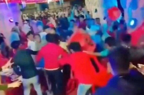 Chỉ vì món ăn này, hai họ trai, gái đánh nhau loạn xạ trong đám cưới