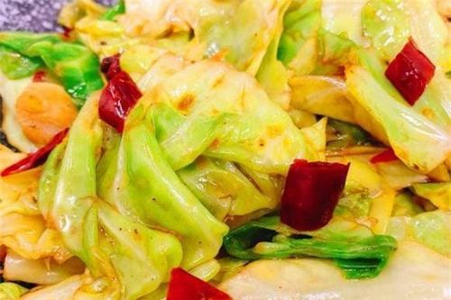 Khi xào bắp cải, một số người chần nước và một số cho dầu, điều này là không đúng! Hướng dẫn bạn cách làm đúng nhất, cải xào thơm và giòn